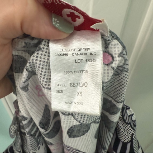 White Cross Women’s Sz XS Black Gray Pink Floral Hearts Two Pocket Scrub Top - Picture 4 of 5